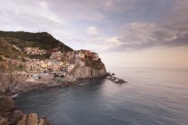 Italia, Liguria, pittoresca città di Manarola sulla scogliera — Foto stock