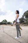 Молоді спортивні стрільці на спортивному полі — стокове фото