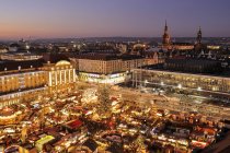 Allemagne, Dresde, Vue surélevée du marché de Noël Striezelmarkt — Photo de stock