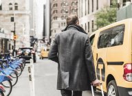 EUA, Nova Iorque, homem de negócios em movimento em Manhattan — Fotografia de Stock
