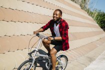 Sorrindo homem andando de bicicleta dobrável — Fotografia de Stock