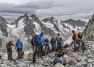 Francia, Chamonix, Grands Montets, Aiguille d'Argentiere, gruppo di alpinisti che si preparano all'arrampicata — Foto stock