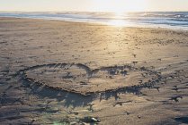 Сердце на песчаном пляже в Дании, Европе, Северной Ютландии — стоковое фото