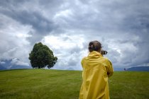 Девушка-подросток фотографирует в Виттельсбахере Хёэ — стоковое фото