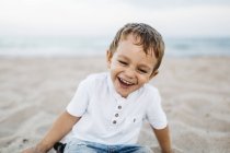 Carino caucasico bambino divertirsi sulla spiaggia di sabbia — Foto stock