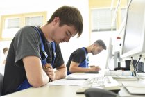 Студенты профессиональных училищ пишут тест — стоковое фото