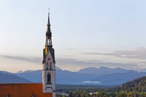 Allemagne, Bad Toelz, Assomption paroissiale devant les Alpes bavaroises — Photo de stock