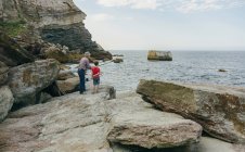 Avô e neto pescando juntos no mar — Fotografia de Stock