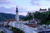 Germania, Burghausen, vista sulla città al crepuscolo — Foto stock