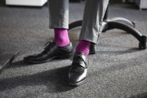 Крупный план бизнесмена в розовых носках и обуви — стоковое фото