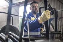 Kaukasischer erwachsener Mann arbeitet in Fabrik — Stockfoto