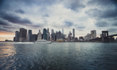 EUA, Nova York, balsa em East River e skyline da cidade — Fotografia de Stock