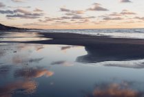 Danimarca, Jutland settentrionale, spiaggia tranquilla al tramonto — Foto stock