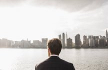 Homme d'affaires regardant skyline de Manhattan, New York, États-Unis — Photo de stock
