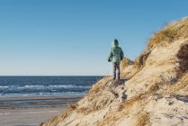 Danemark, Bulbjerg, garçon portant des vêtements chauds marchant dans les dunes — Photo de stock