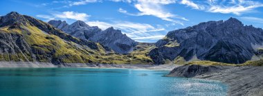 Австрия, Карлберг, долина Бранднера, озеро Люцерн против приливов — стоковое фото