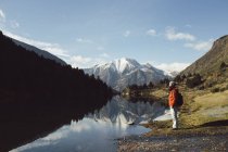 France, Pyrenees, Carlit, hiker taking a rest at mountain lake — Stock Photo