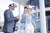 Uomo e donna che indossano occhiali di realtà virtuale — Foto stock