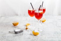 Aperol-Spritz-Cocktails mit Bitterlikör, Prosecco-Wein, Mineralwasser und Orangenscheiben — Stockfoto