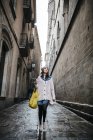 Spagna, Barcellona, giovane donna che cammina in un vicolo — Foto stock
