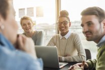 Colegas en la oficina moderna que tienen reunión - foto de stock