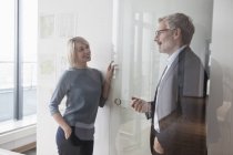 Lächelnder Geschäftsmann und Geschäftsfrau im Büro — Stockfoto