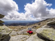Spagna, Sierra de Gredos, escursionista seduto in montagna — Foto stock