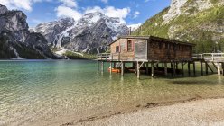 Italy, South Tyrol, Dolomites, Fanes-Sennes-Prags Nature Park, Lake Prags with Seekofel, boathouse — Stock Photo