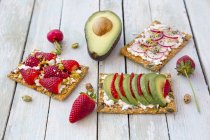 Tres panes fritos con diferentes ingredientes - foto de stock