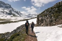 Espanha, Astúrias, Somiedo, caminhadas de casal em montanhas nevadas — Fotografia de Stock