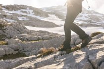 Обрезанный образ ног человека походы в горы, Испания, Астурия, Сомьедо — стоковое фото