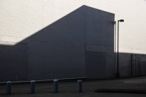 Canadá, Vancouver, parede com sombra que se parece com uma casa — Fotografia de Stock
