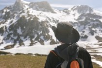 Uomo escursioni in montagna, Spagna, Asturie, Somiedo — Foto stock