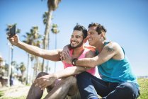 Gay casal tomando selfie com smartphone no los angeles — Fotografia de Stock