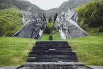 Bosnia y Herzegovina, Tjentiste, Monumento, Valle de los Héroes, vista de las escaleras y colinas en el fondo - foto de stock