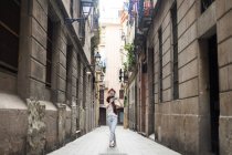 Молодой турист, путешествующий по улицам Барселоны с помощью мобильного телефона — стоковое фото