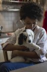 Femme assise avec chien sur les genoux — Photo de stock