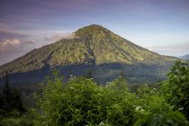 Colonna di fumo da vulcano, indonesia — Foto stock