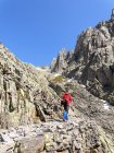 España, Sierra de Gredos, Vista trasera hombre senderismo en las montañas - foto de stock
