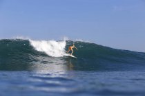 Индонезия, Бали, серфингистка на волне — стоковое фото