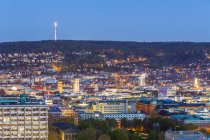 Paesaggio urbano con torre TV la sera, ora blu, Stoccarda, Germania — Foto stock