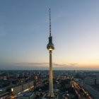 Alemania, Berlín, vista a la torre de televisión al atardecer - foto de stock