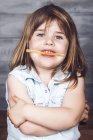 Retrato de niña sosteniendo palo después de comer lolly hielo - foto de stock