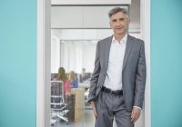 Reifer männlicher Manager im Amt — Stockfoto