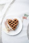 Формі серця вишневий торт на тарілку — стокове фото