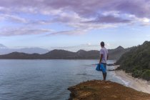 Indonésia, Ilha de Sumbawa, Jovem de pé no miradouro — Fotografia de Stock