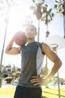 Retrato del jugador de baloncesto en la cancha al aire libre - foto de stock