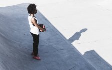 Mujer joven de pie con baloncesto al aire libre - foto de stock