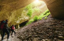 Serbien, Rakovac, junges Paar wandert in Höhle, verlassener Steinbruch — Stockfoto
