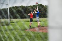 Due uomini che giocano a basket all'aperto — Foto stock